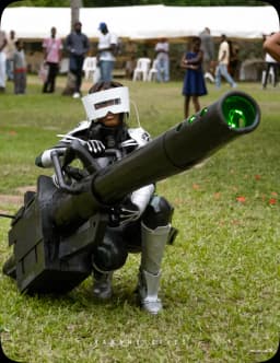 Cosplayer en costume, éventail de cartes du hero Otakun