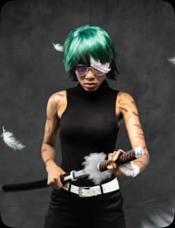 Cosplayer en bas à gauche de la composition hero